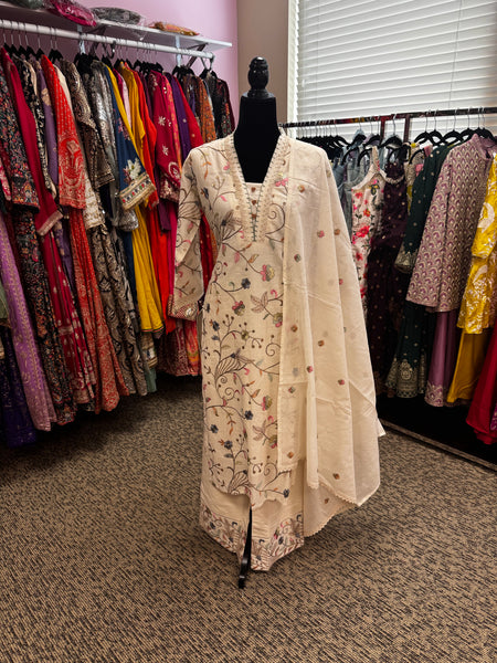 Pnk409: Beautiful white kurta with dupatta and pants