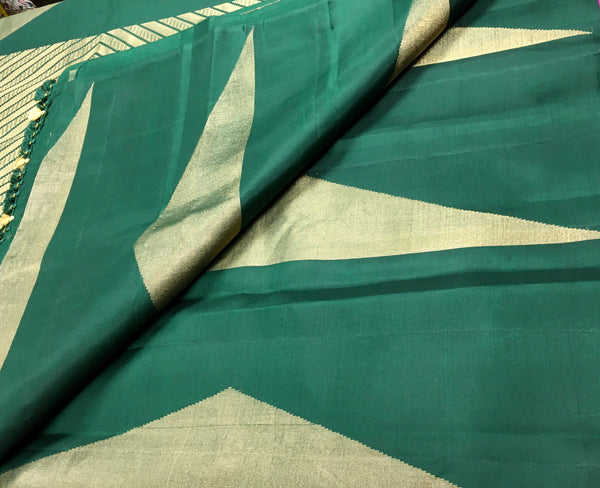 KSS403 Pure handloom kanchipuram silk Saree in green with gold zari border.comes with stitched blouse size 40,can be altered to 44 size.