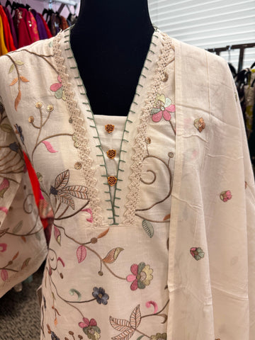 Pnk409: Beautiful white kurta with dupatta and pants