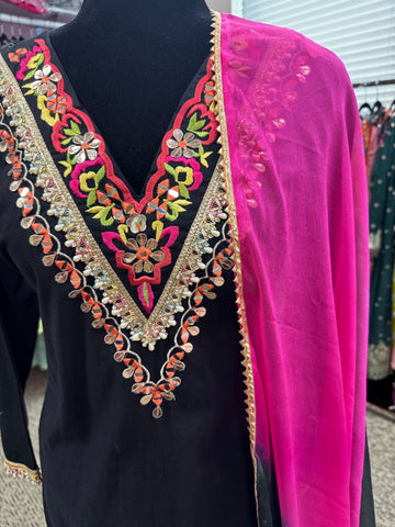 Pnk443: Black kurti and pants with pink dupatta