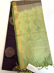 Pure Kanjivaram Handloom Soft Silk saree in Dark Purple w/ Chakra Motif. Has a Zari Border w/ Pista Green Zari Pallu. Comes w/ Matching Blouse